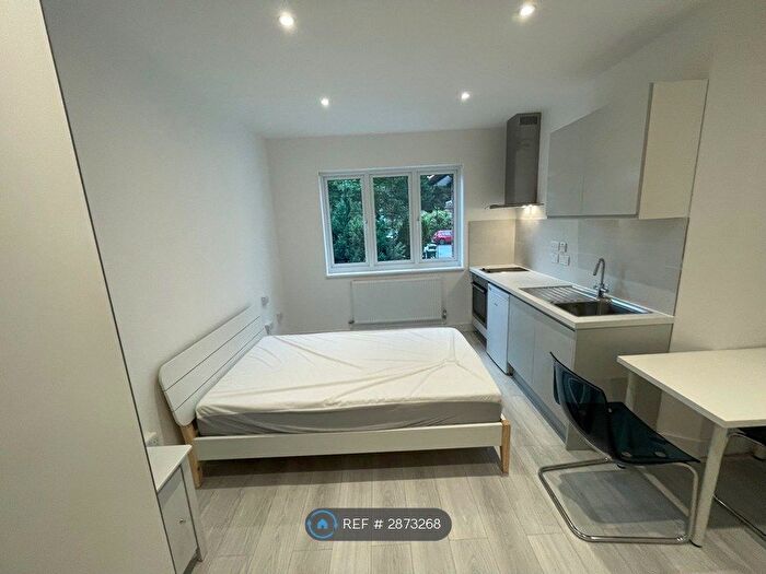 Studio To Rent In Wycombe Gardens, London, NW11