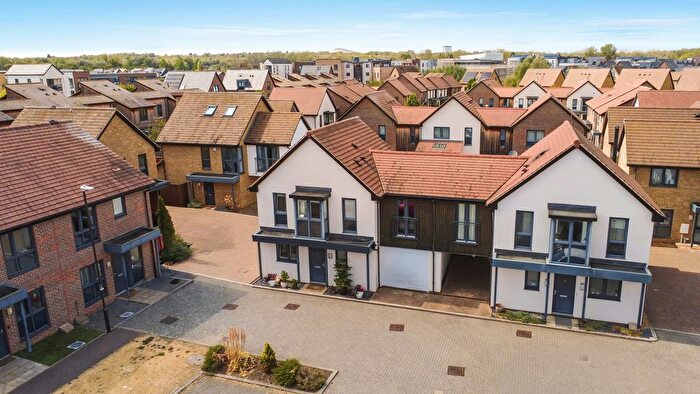 3 Bedroom Link Detached House For Sale In Aiken Grange, Oakrgrove, Milton Keynes, MK10