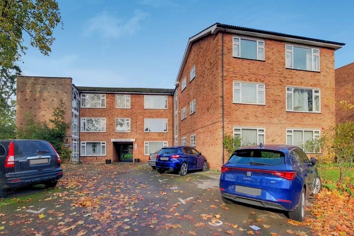 3 Bedroom Flat To Rent In Golden Manor, London, W7