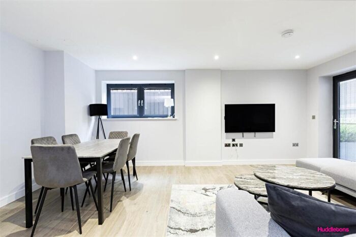 3 Bedroom Flat To Rent In The Hyde, Hendon, NW9