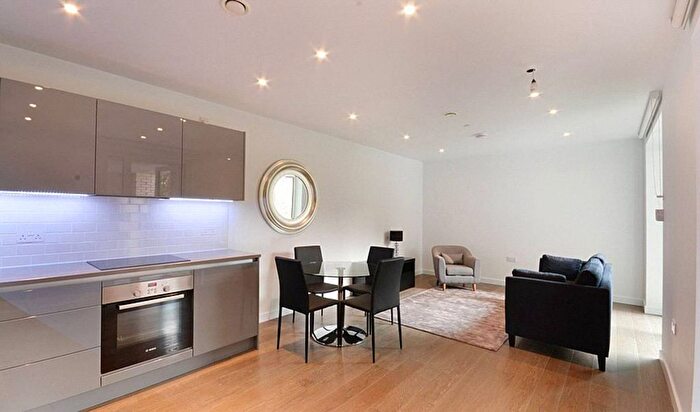 1 Bedroom Flat To Rent In Sayer Street, Elephant And Castle, London, SE17