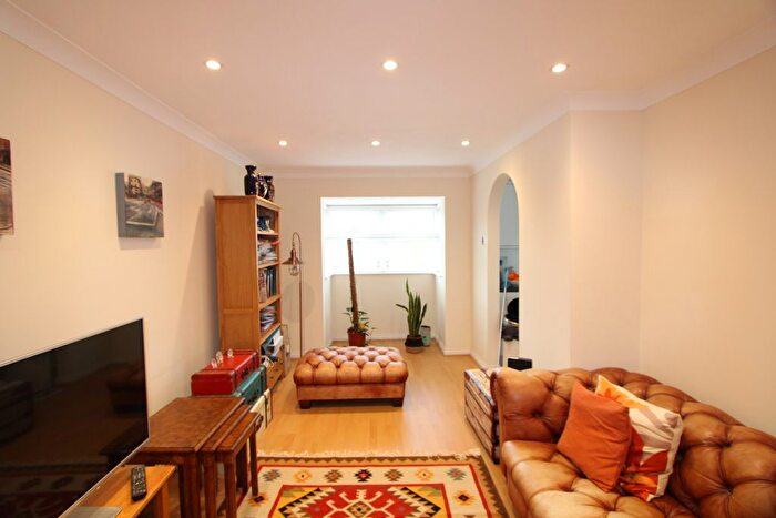 2 Bedroom Flat To Rent In Monmouth Close, Chiswick, W4