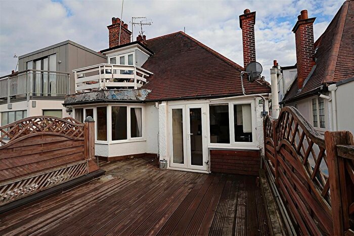 2 Bedroom Flat To Rent In West Heath Drive, NW11