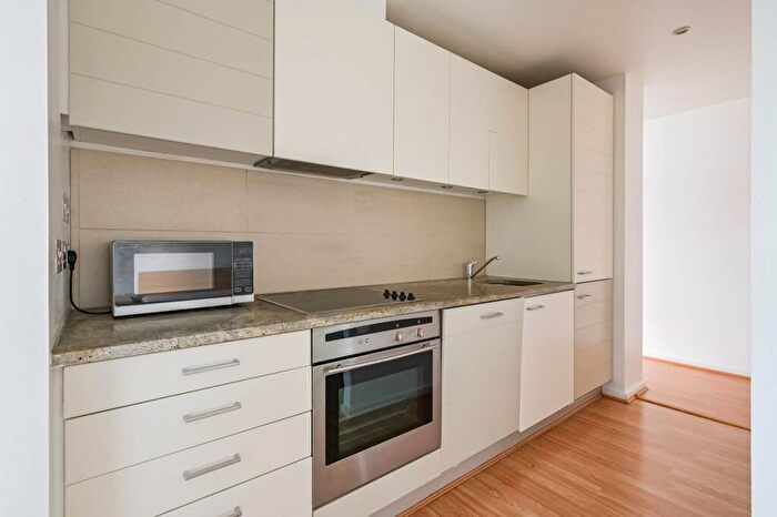2 Bedroom Flat To Rent In Seacon Tower, Docklands, London, E14