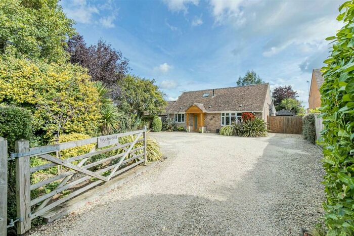 4 Bedroom Detached House For Sale In Wroslyn Road, Freeland, OX29