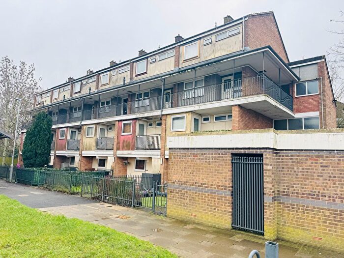 3 Bedroom Maisonette To Rent In Arrow Close, Luton, LU3