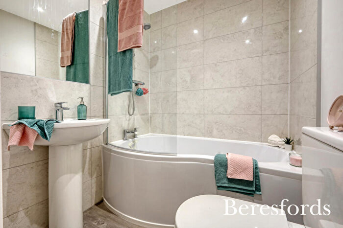 3 Bedroom End Of Terrace House For Sale In Apsley Mews, Victoria Road, RM1