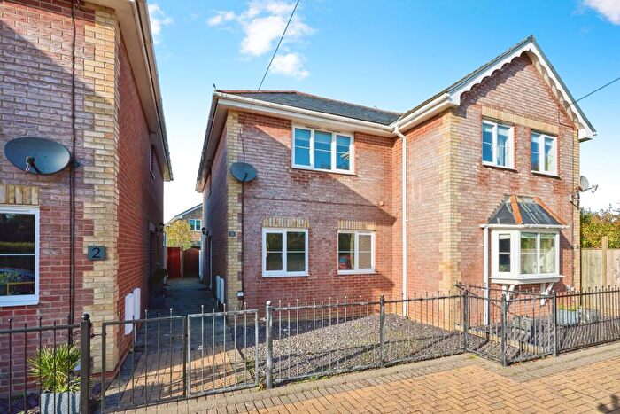 3 Bedroom Semi-Detached House To Rent In The Sheilings, Cowes, PO31