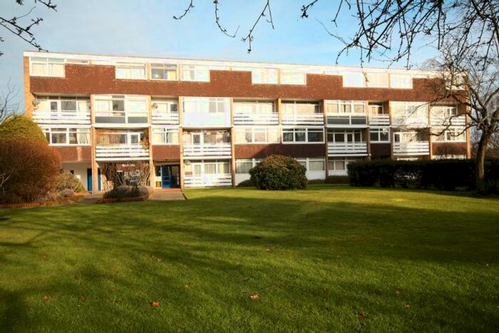 3 Bedroom Flat To Rent In Hillview Court, Woking GU22