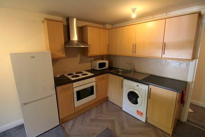 1 Bedroom Flat To Rent In Longley Court, Kings Mill Lane, Huddersfield, HD1
