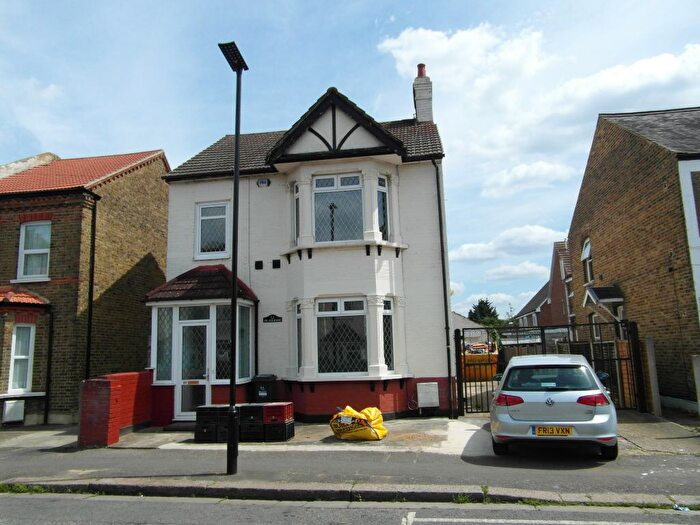 1 Bedroom Detached House To Rent In Cromwell Road, Hounslow, TW3