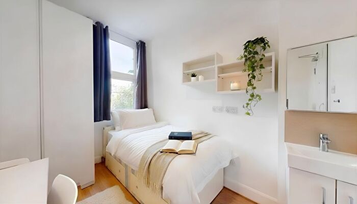 Studio To Rent In Talgarth Road, London, W14