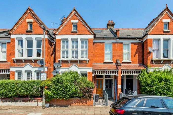2 Bedroom Flat To Rent In Yukon Road, Balham, SW12