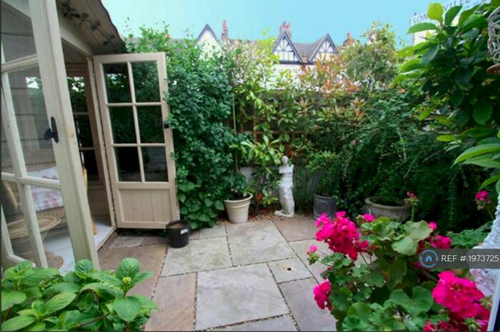 1 Bedroom Flat To Rent In Woodfield Road, Leigh-On-Sea, SS9