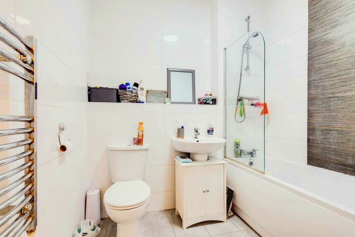1 Bedroom Flat For Sale In Farnsby Street, Swindon, Wiltshire, SN1