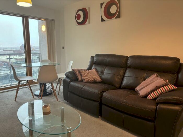 2 Bedroom Flat To Rent In Jefferson Place, Fernie Street, Green Quarter, M4
