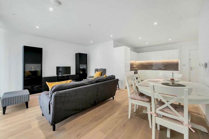 2 Bedroom Flat To Rent In Fairwater House, Bonnet Street, London, E16