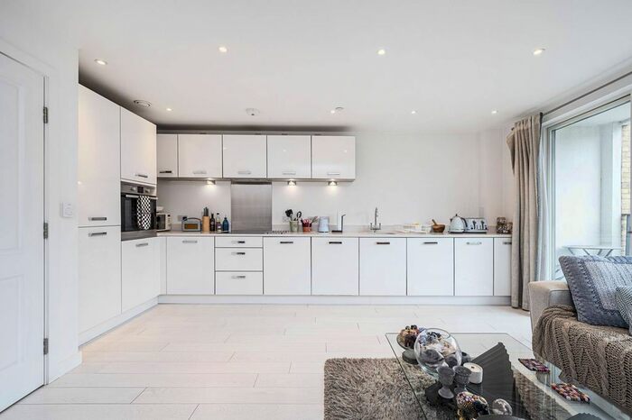 1 Bedroom Flat To Rent In Atkin Square, Hackney, London, E8