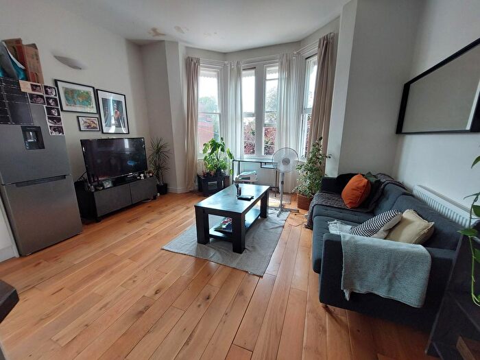 2 Bedroom Flat To Rent In Dynevor Road, Bedford, MK40