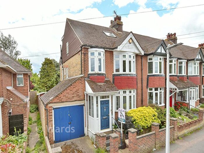 4 Bedroom End Of Terrace House For Sale In Second Avenue, Gillingham, Kent, ME7