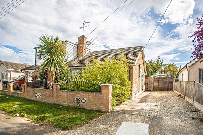 1 Bedroom Semi-Detached Bungalow For Sale In Urmond Road, Canvey Island, SS8