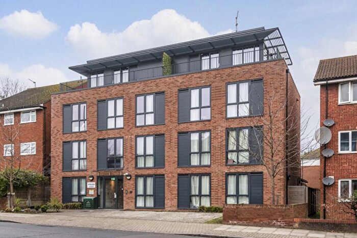 Flat To Rent In Kenton Road, Harrow, HA3