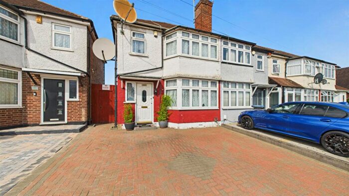 3 Bedroom End Of Terrace House For Sale In Hoe Lane, Enfield, EN1
