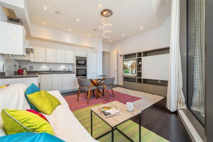 3 Bedroom Flat To Rent In Camden Road, Camden, NW1