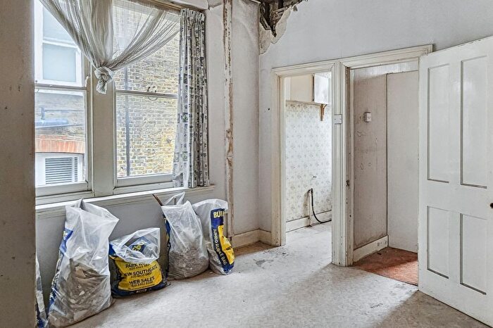 2 Bedroom Flat For Sale In Delaware Road, London, W9