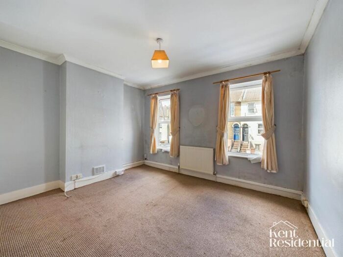 2 Bedroom Detached House For Sale In Gordon Road, Rochester, ME2