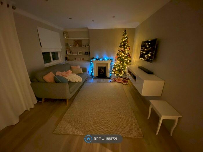 3 Bedroom Maisonette To Rent In Gordon Court, London, W4