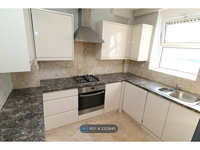 3 Bedroom Flat To Rent In Goldsborough House, London, SW8