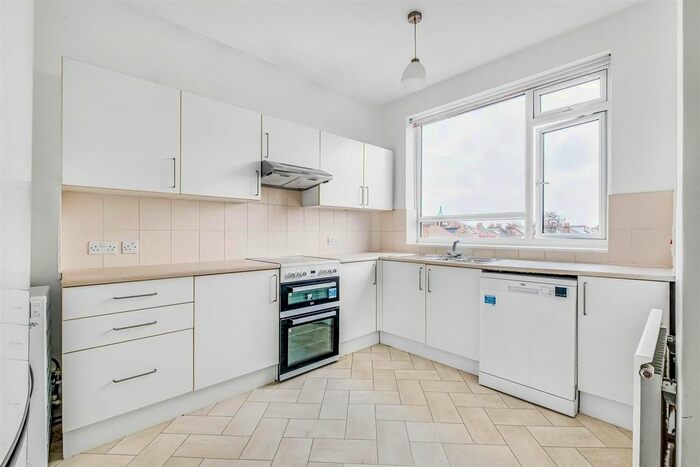 3 Bedroom Flat To Rent In Sheen Lane, East Sheen, SW14