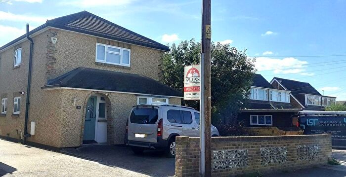 4 Bedroom Detached House For Sale In Ashgrove Road, Ashford, TW15