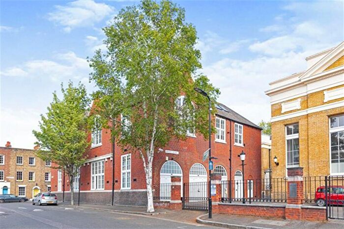 2 Bedroom Flat To Rent In Bedroom Property In Hoffman Square, Shoreditch, N1