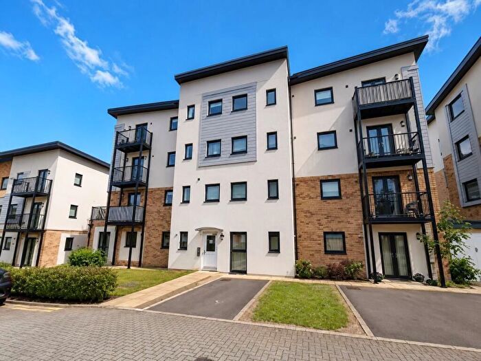2 Bedroom Flat For Sale In Sovereign Place, Hatfield, AL9