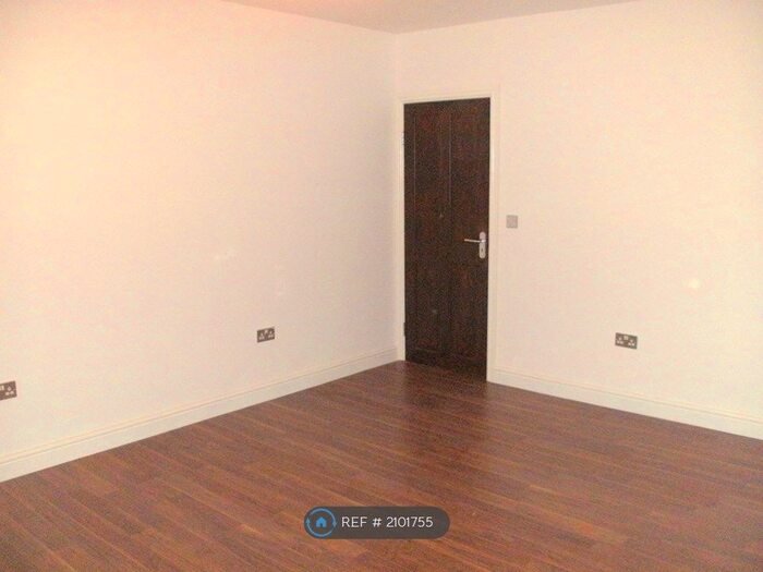 3 Bedroom Flat To Rent In Warwick Gardens, London, CR7