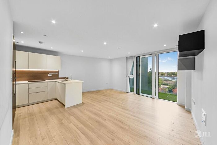 3 Bedroom Apartment To Rent In Goldcrest Building, N4
