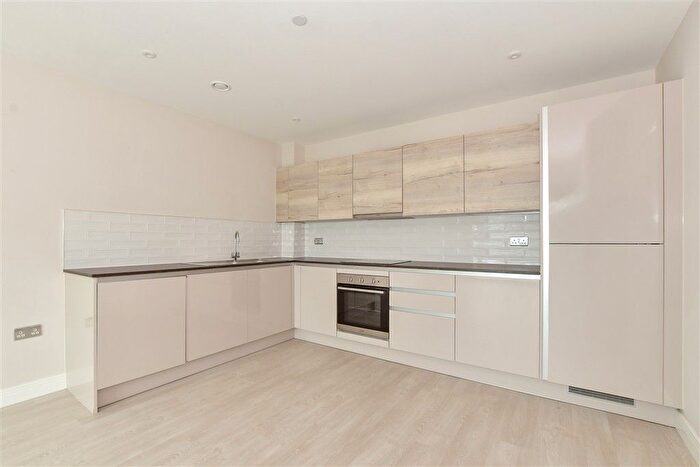 1 Bedroom Flat For Sale In Station Road, Horsham, West Sussex, RH13