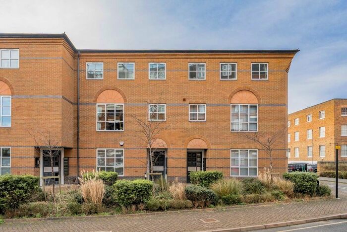 2 Bedroom Flat To Rent In Castle Place, London, W4