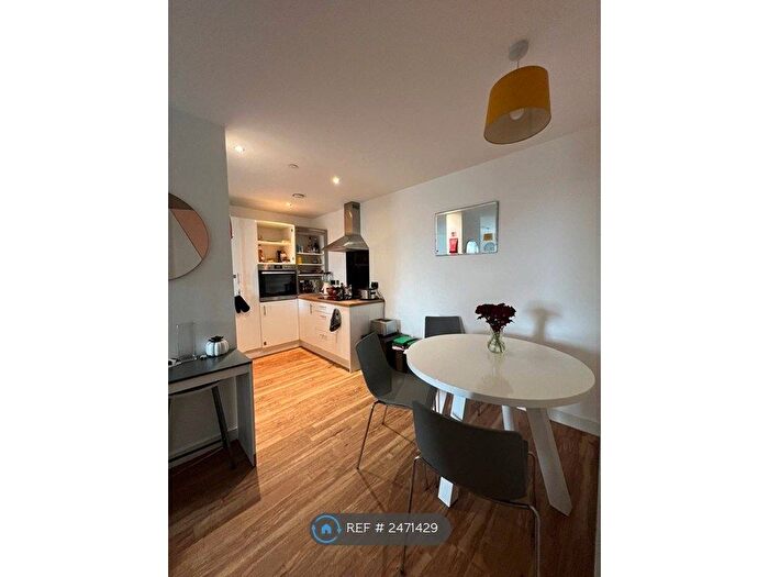 3 Bedroom Flat To Rent In Michigan Point Tower A, Salford, M50