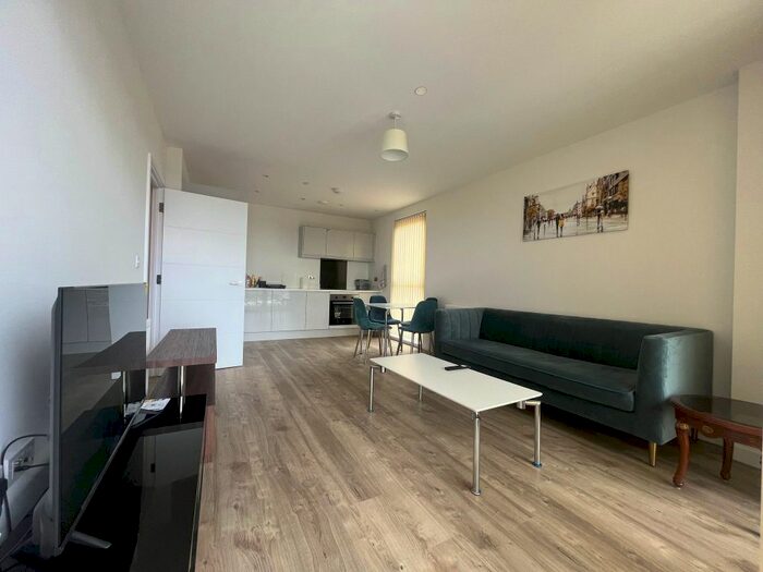 2 Bedroom Flat To Rent In Pump Lane, Hayes, UB3