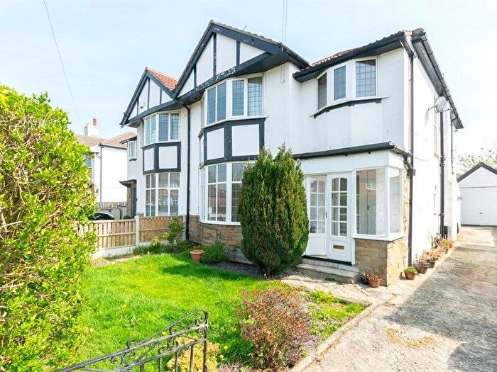3 Bedroom Flat To Rent In Moor Allerton Avenue, Leeds, LS17