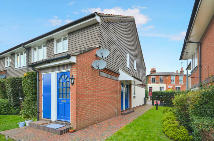 2 Bedroom Ground Maisonette To Rent In Guildford Road, Farnham, GU9