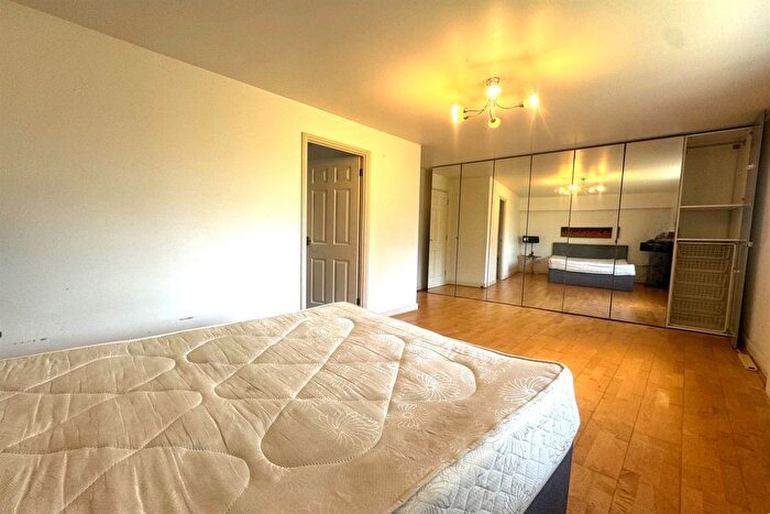3 Bedroom Flat To Rent In Hartlepool Court, E16