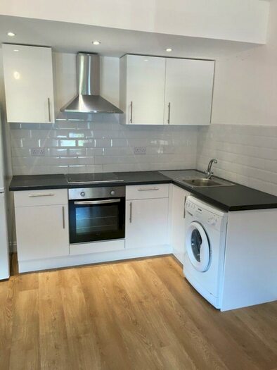 2 Bedroom Flat To Rent In Bedroom First Floor Flat &ndash; Birkbeck Road, Tottenham, N17