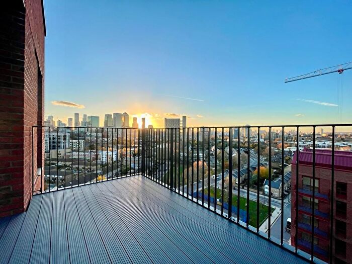 2 Bedroom Flat To Rent In Curlew House, Hawser Lane, Poplar Riverside, London, E14
