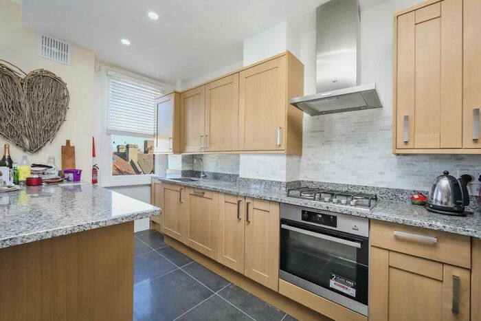 3 Bedroom Flat To Rent In Ormiston Grove, Shepherds Bush, London, W12