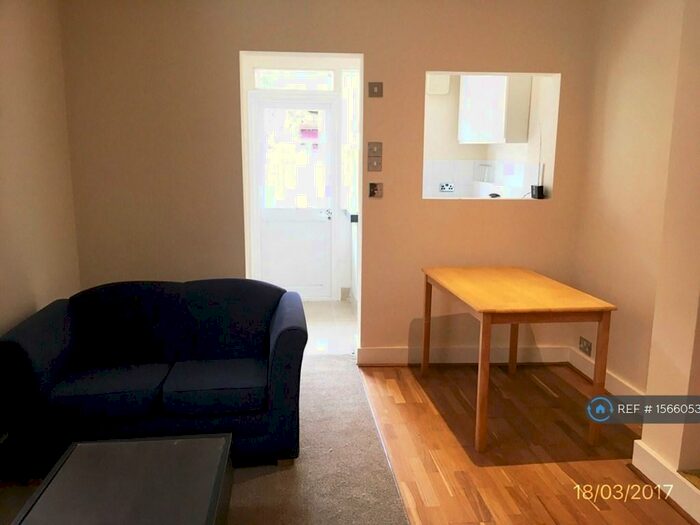 2 Bedroom Flat To Rent In Yukon Road, London, SW12