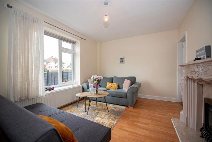 3 Bedroom Semi-Detached House To Rent In Glaisdale Drive West, Nottingham, NG8